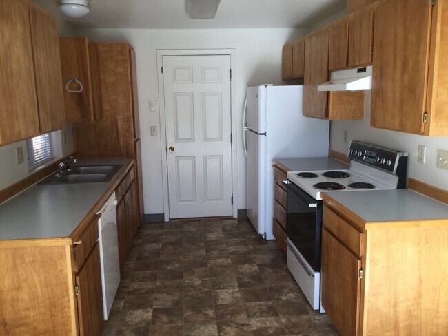 Building Photo - Quiet Eastside 3 Bdrm House, 2 Bath, All appliances in Kitchen, Attached Garage, Fenced Yard