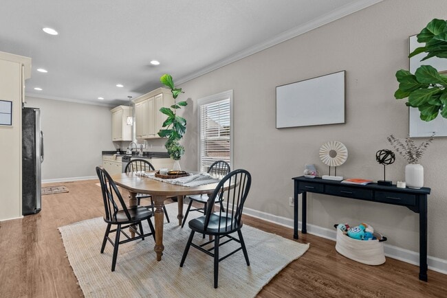 Building Photo - Modern comfort Beach living