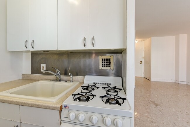 Building Photo - Spacious & Bright Junior One Bedroom at River Place North