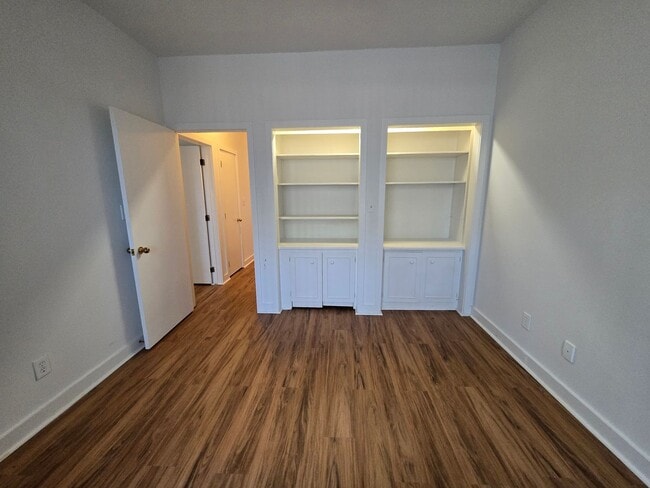 Building Photo - Multigenerational or Grad Student Living! Spacious One-Story End Unit in Prime Location on 54