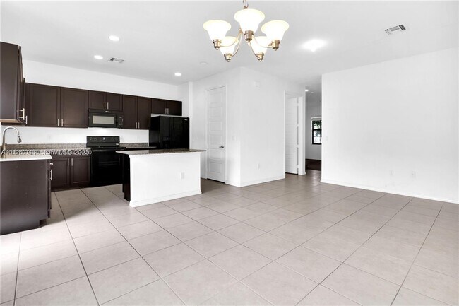 Building Photo - 673 NE 191st St