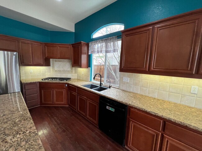 Building Photo - 4 bedrooms, an office and single-story home with a pool!!