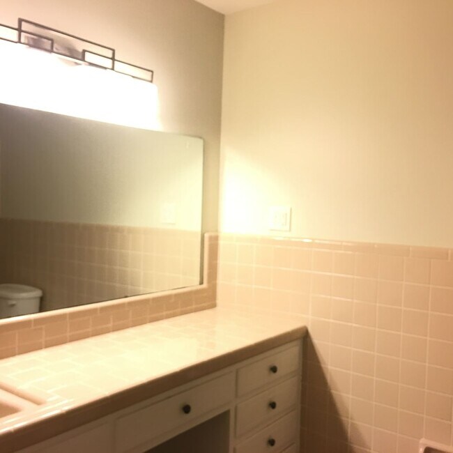 Building Photo - 1120 Wylie Dr