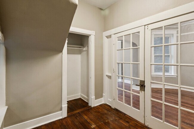 Building Photo - 903 W Addison St