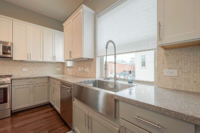 Building Photo - Modern home with 3 bedrooms, 3.5 bathrooms...