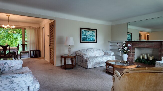 Building Photo - Charming 3-Bed Madeira Schools Home