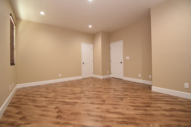 Building Photo - Discover Your Dream Home in This Stylishly...