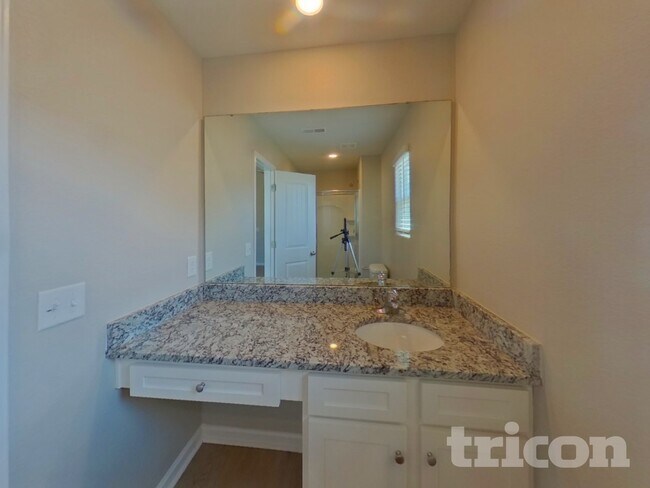 Building Photo - 2124 Southlea Dr