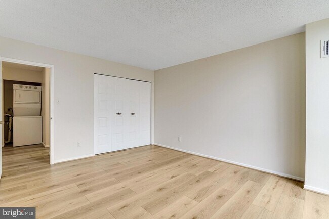 Building Photo - 2300 Pimmit Dr