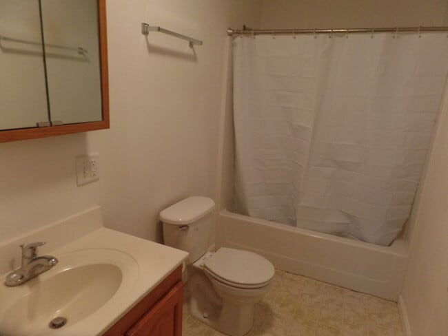 Building Photo - 2 Bedroom Duplex - North