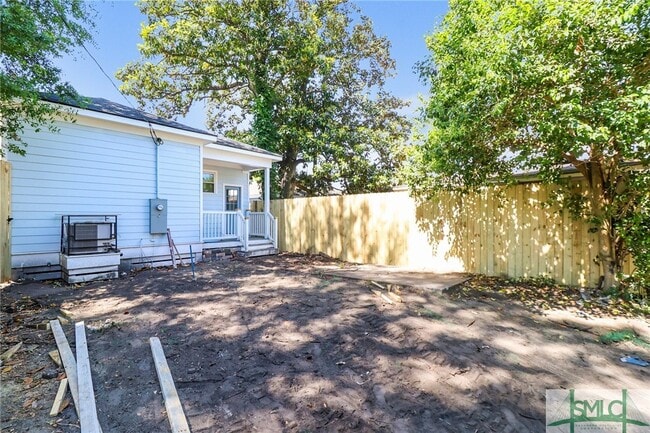 Building Photo - 826 W Victory Dr