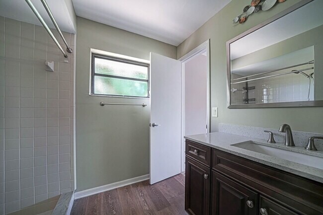 Building Photo - “Spacious 3-Bed Retreat with Granite Elega...