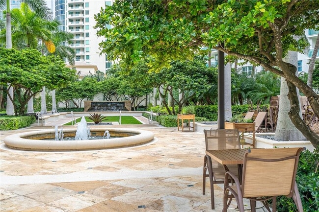 Building Photo - 347 N New River Dr E