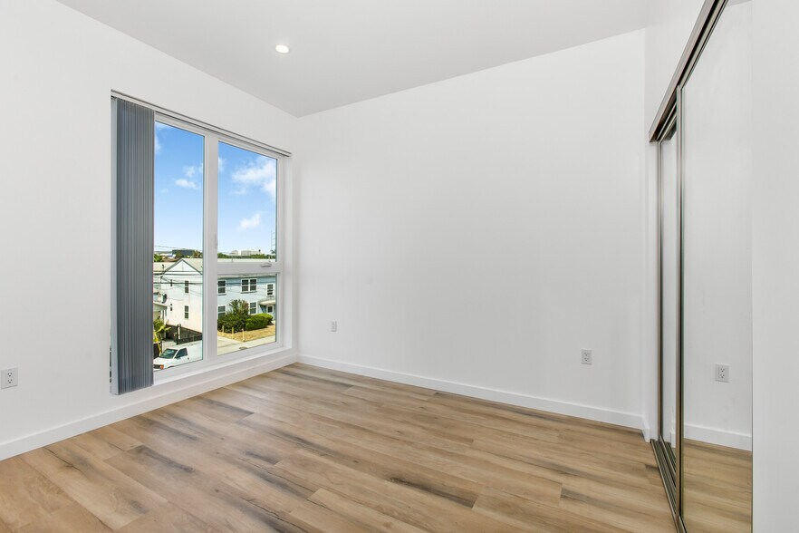 Building Photo - 10928 S Inglewood Ave