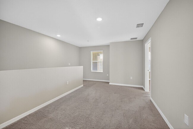 Building Photo - Spacious 4 Bedroom for Rent - With Amenities!