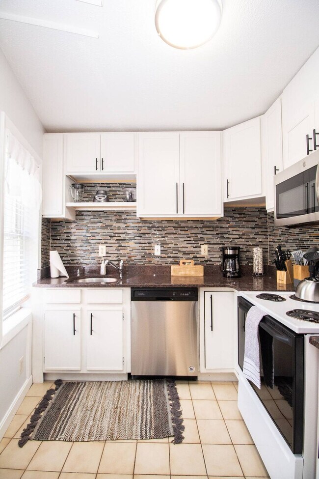 Building Photo - 1002 Tremont St