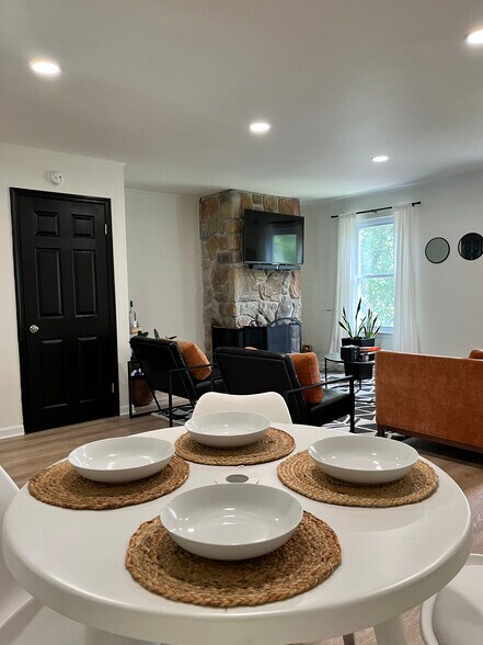 Dining/Common area - Shared - 8427 Snowden Oaks Plz
