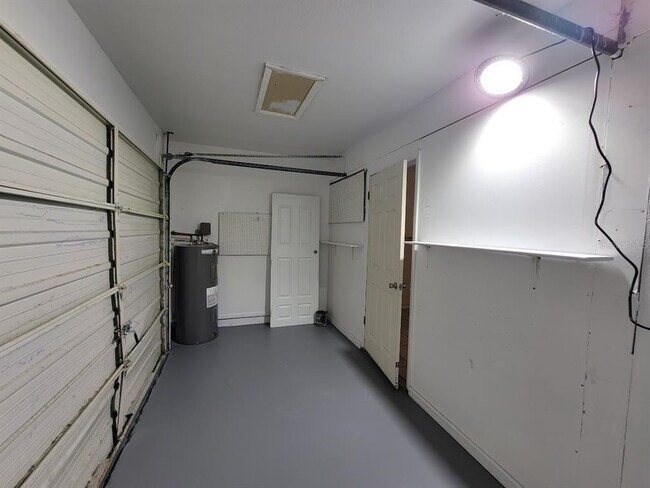 Building Photo - 2466 Lakeshore Cir