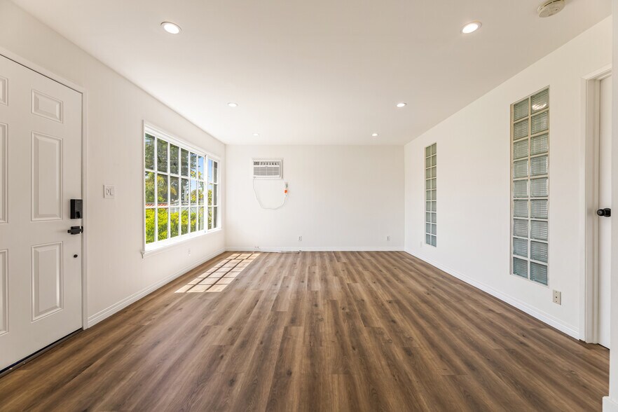 Building Photo - 801 S Burnside Ave