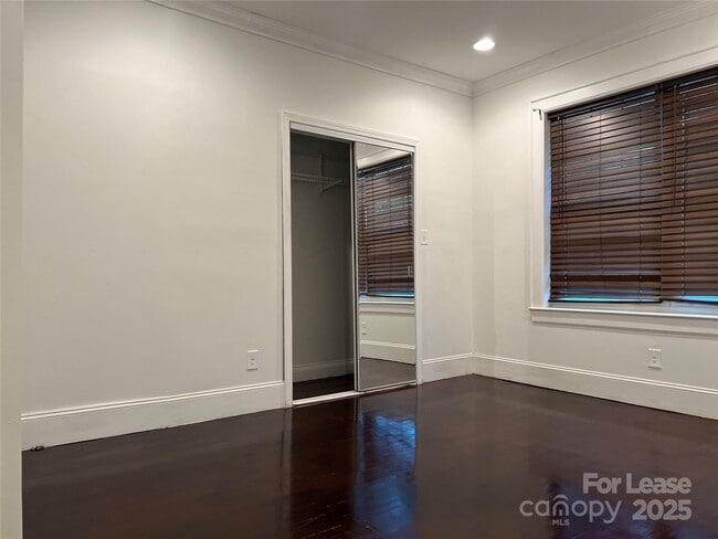 Building Photo - 424 Woodvale Pl