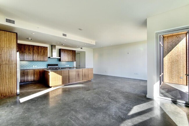 Building Photo - 2410 Waugh Dr