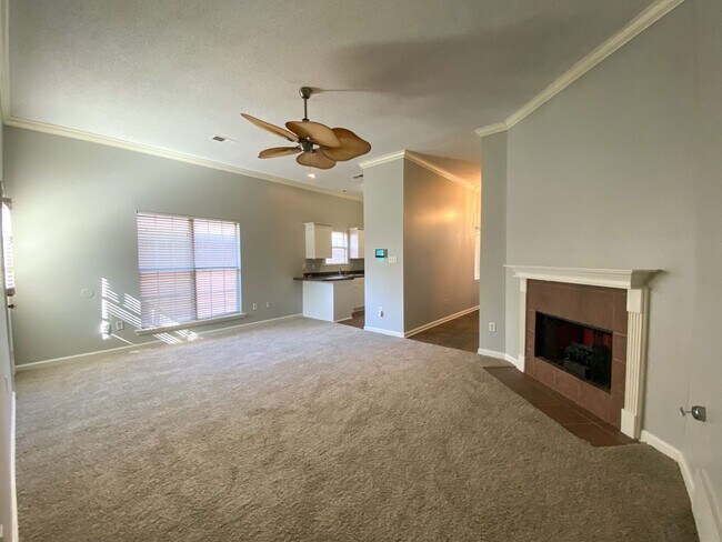 Building Photo - 3 bed, 2 bath in a gated community by Shel...