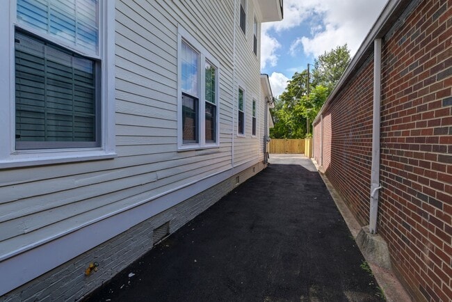 Building Photo - Pre-Leasing for the 26-27 School Year! - M...