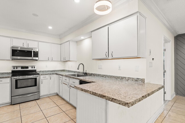 Building Photo - 3215 1st Pl