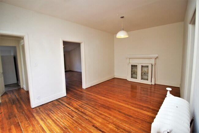 Building Photo - 22 E Mt Vernon Pl