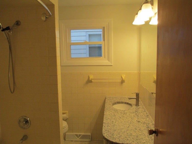 Full Bath - 89 Burrstone Rd