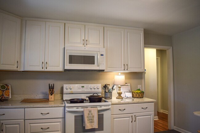 Building Photo - 1021 Old Bishop Rd