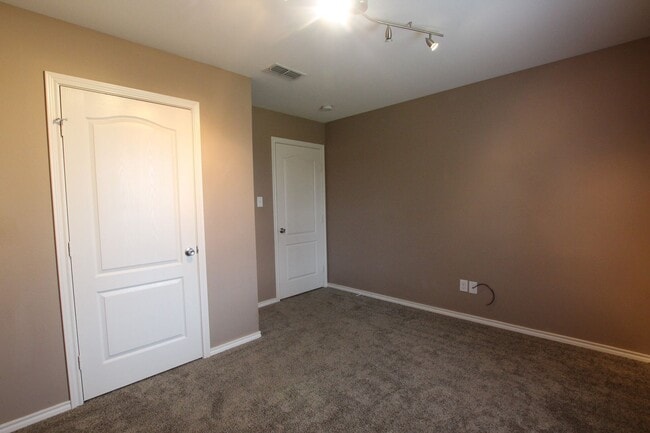 Building Photo - Lease Takeover Opportunity Available! Charming 2 Bed 2 Bath Home! Lindale ISD!