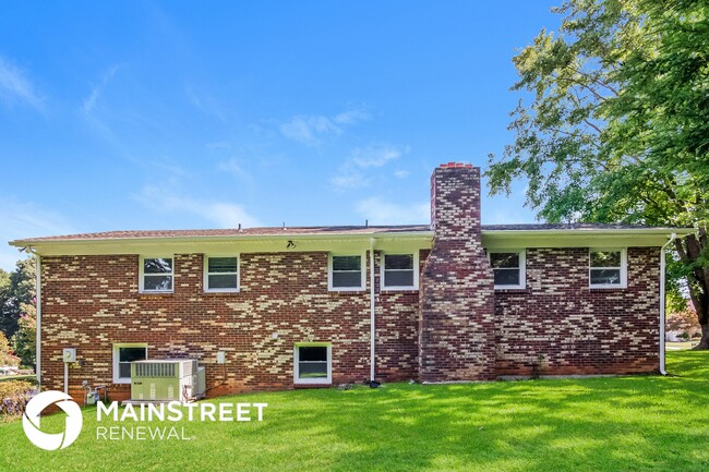 Building Photo - 2419 Sandlewood Dr