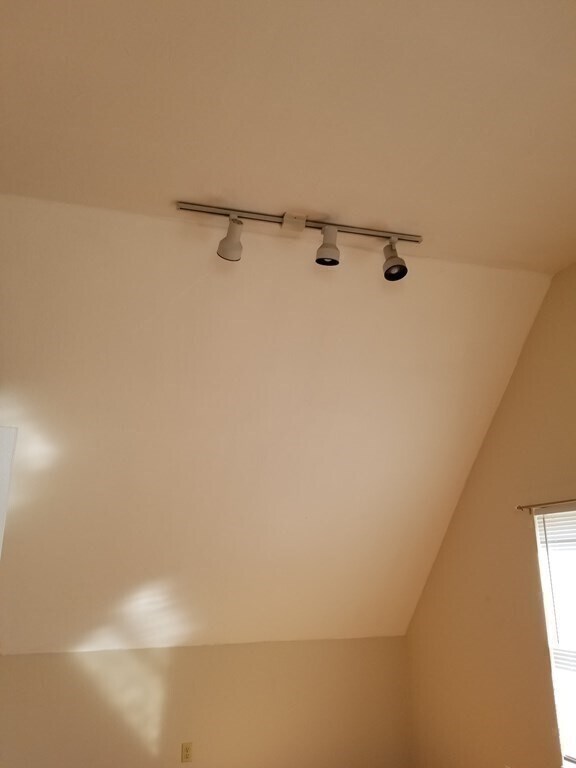 Building Photo - 593 Park St