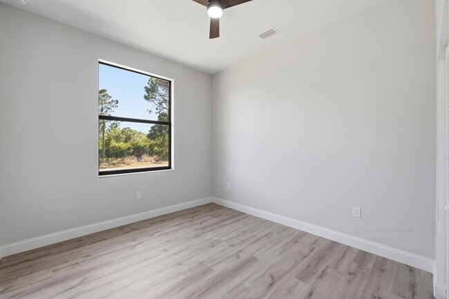 Building Photo - 825 Carbon St E