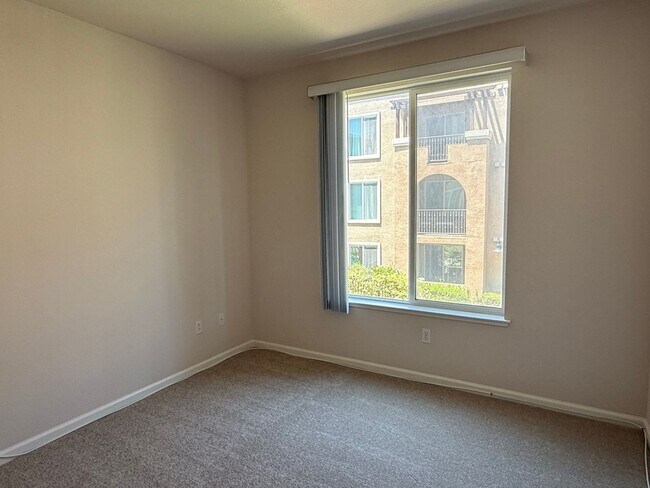 Building Photo - Beautiful 2 Bedroom 2 Bath Condo in the Desirable Villa Cortina Community!