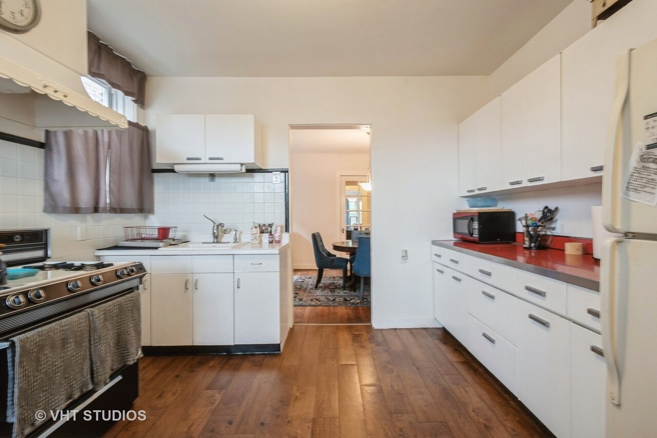 Kitchen 2 - 6335 N Claremont Ave