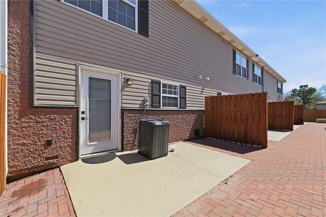 Building Photo - 2400 SE Jayel Terrace