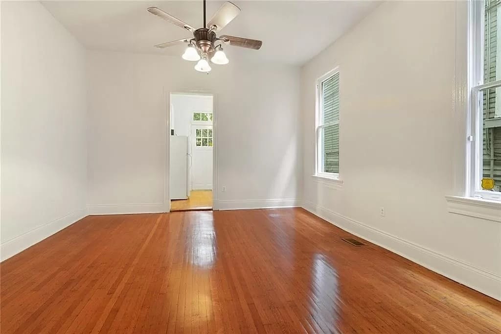 SPACIOUS DINING ROOM WITH LOADS OF NATURAL LIGHT LIES BETWEEN THE FRONT DEN/LIVING ROOM, AND THE KIT - 8 Neron Pl