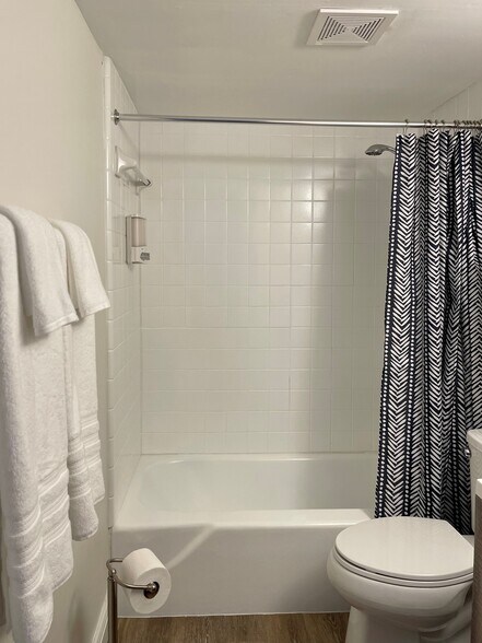Gleaming bath, towels provided - 1700 SW 16th Ct