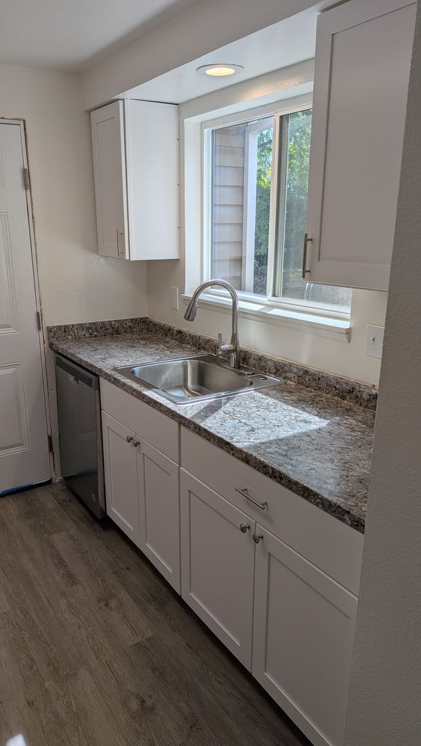 Building Photo - Available Now! 2 bedroom and 1 bath duplex