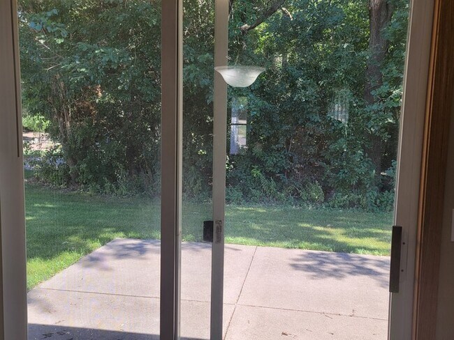 Building Photo - Three bedroom two bathroom twin home