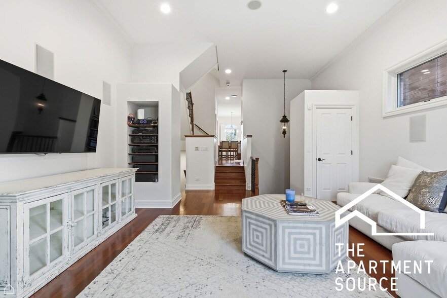 Building Photo - 952 N Racine Ave