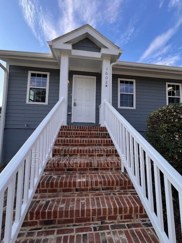 Building Photo - 1602 Pender St