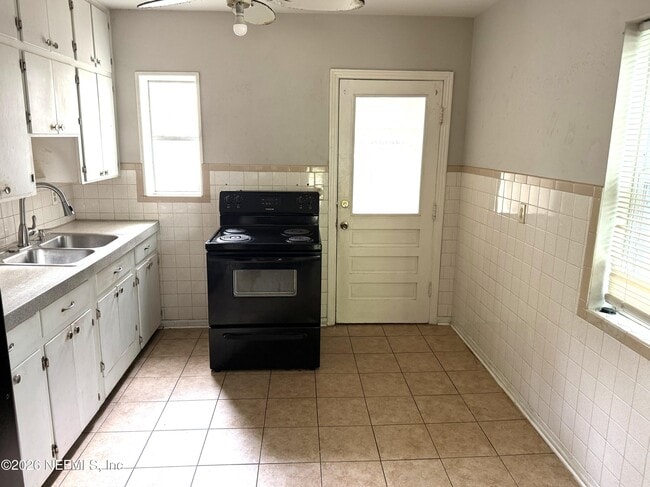 Building Photo - 1043 Seba St