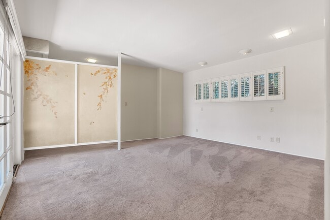 Building Photo - 4020 Vía Picaposte