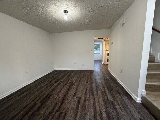 Building Photo - 3245 Blue Springs Rd