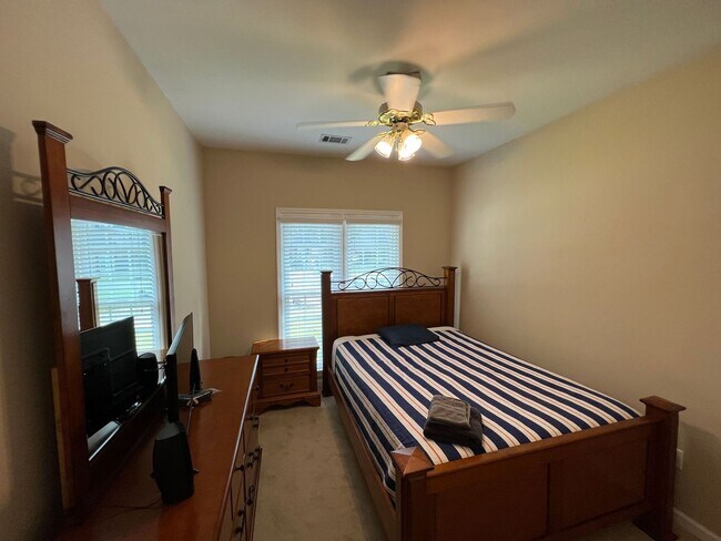 Building Photo - 32 Oak Park Point