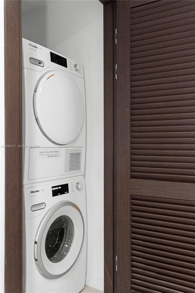 Building Photo - 1000 Brickell Plaza