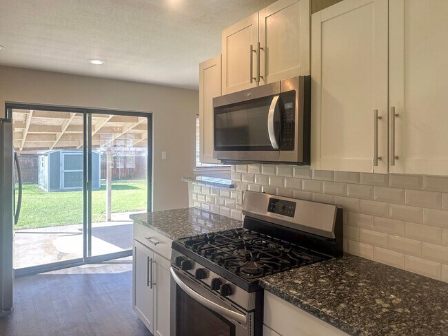 Building Photo - 4 Bedroom / 2.5 Bath Home